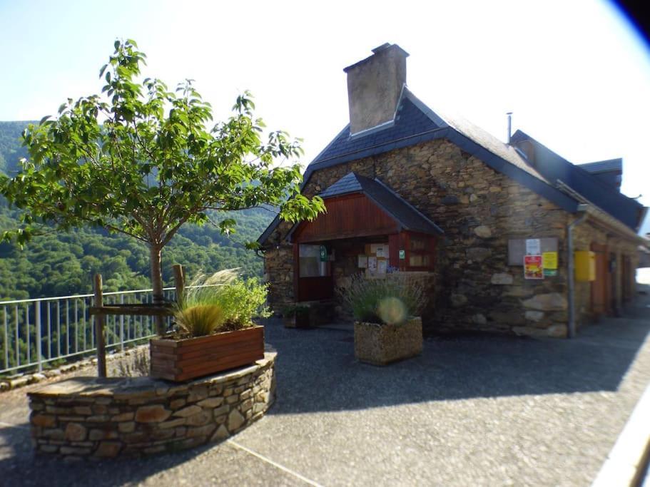 Maison Familiale Pour 8 Saint-Aventin Esterno foto